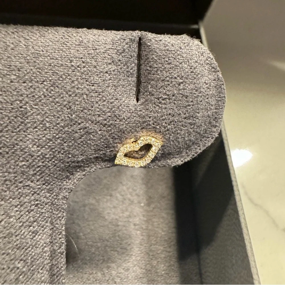 EF Collection Diamond Kiss Stud Earrings in Gold - Picture 4 of 5